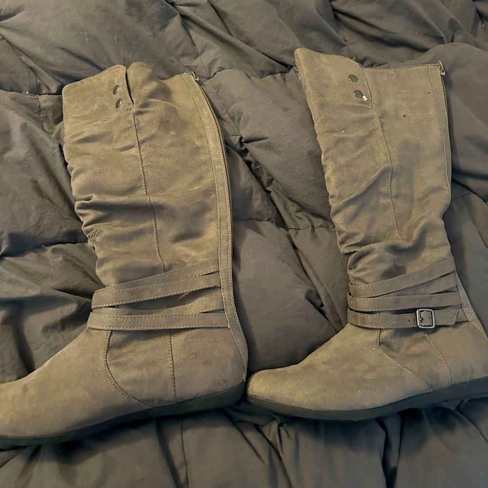 Joe Boxer size 10 gray suede boots